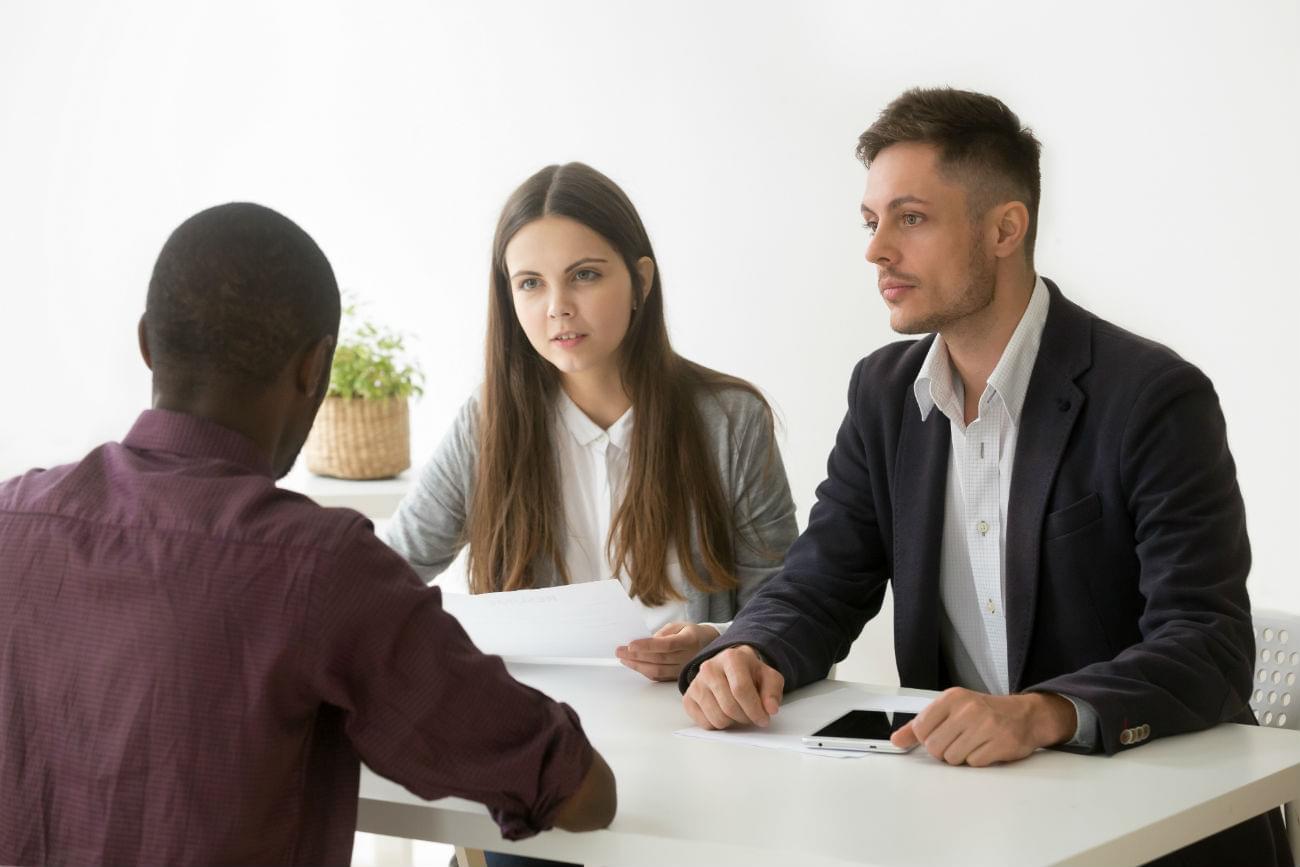 Deux recruteurs font passer un entretien d'embauche